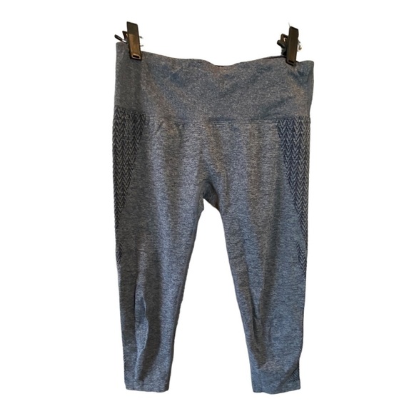 Lorna Jane Gray Seamless Capri Leggings Size Medium - Picture 2 of 12
